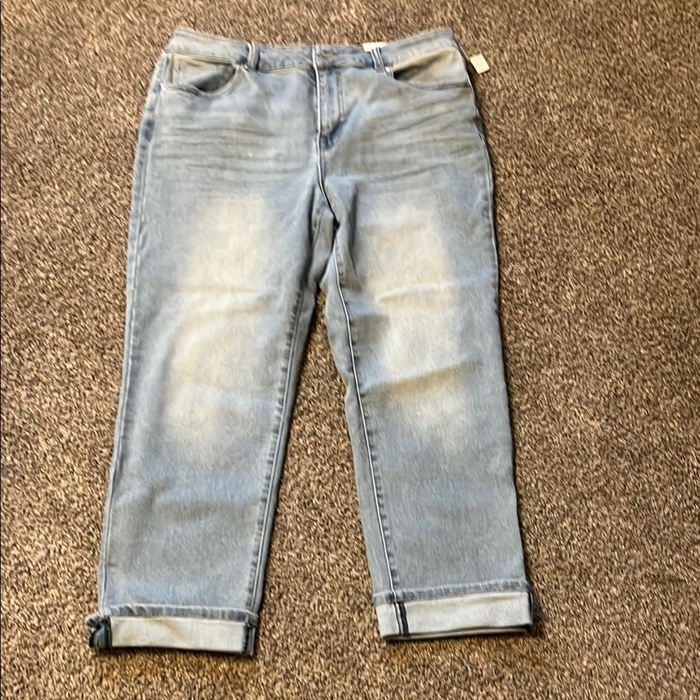Maurices Blue Ankle Cropped Jeans with Light Wash Woman’s size 14